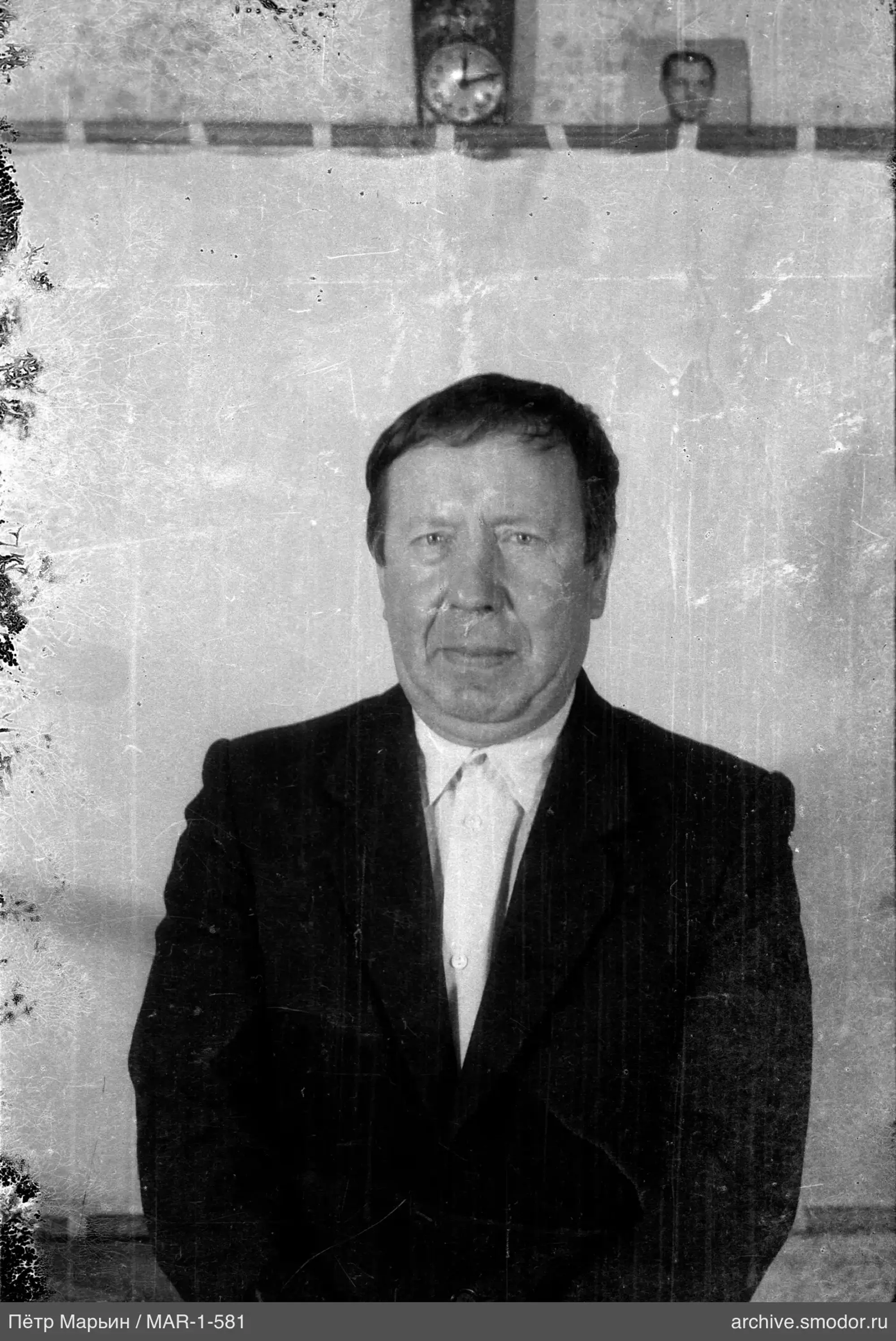 Портрет мужчины в пиджаке и рубашке