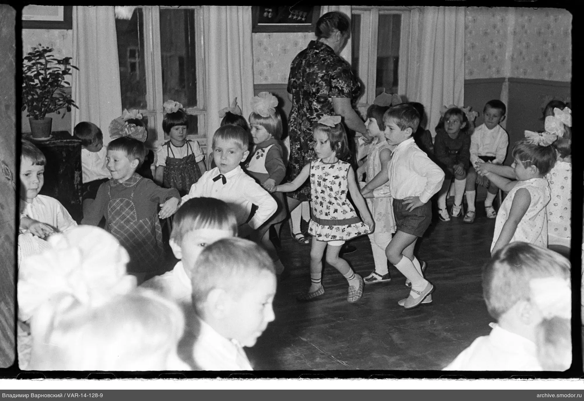 Kinder im Kreis mit einer Frau