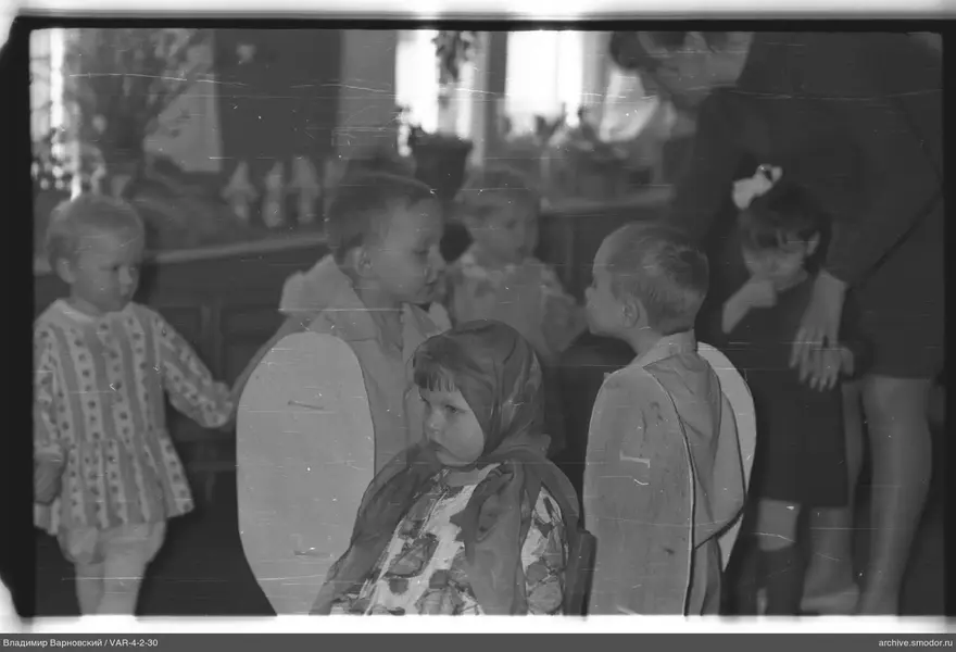 Gruppenaufnahme von Kindern und Frau