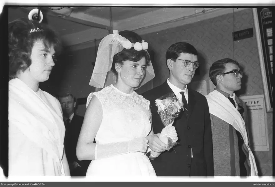 Gruppenporträt mit Frau im Hochzeitskleid