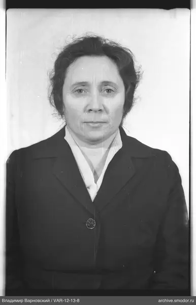 Porträt einer Frau in dunkler Jacke