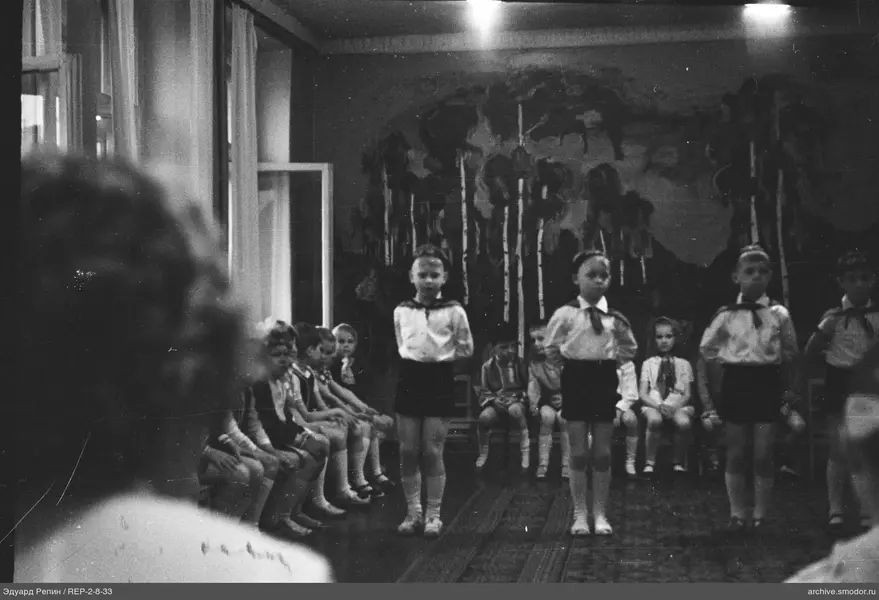 Kinder in Schuluniformen vor Wandmalerei