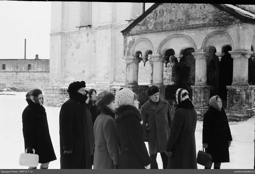 Gruppe vor altem Steingebäude