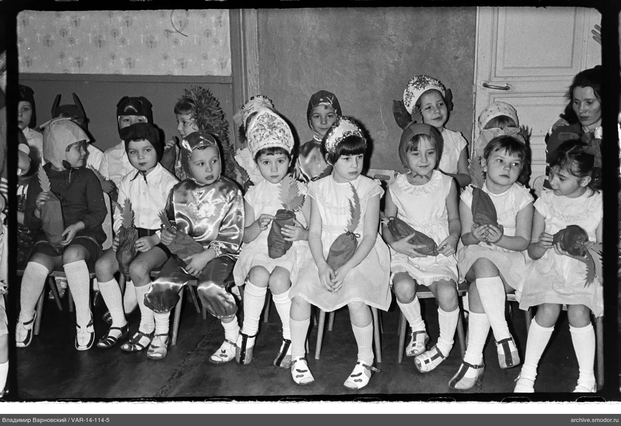 Kinder in Kostümen und Frau im Foto