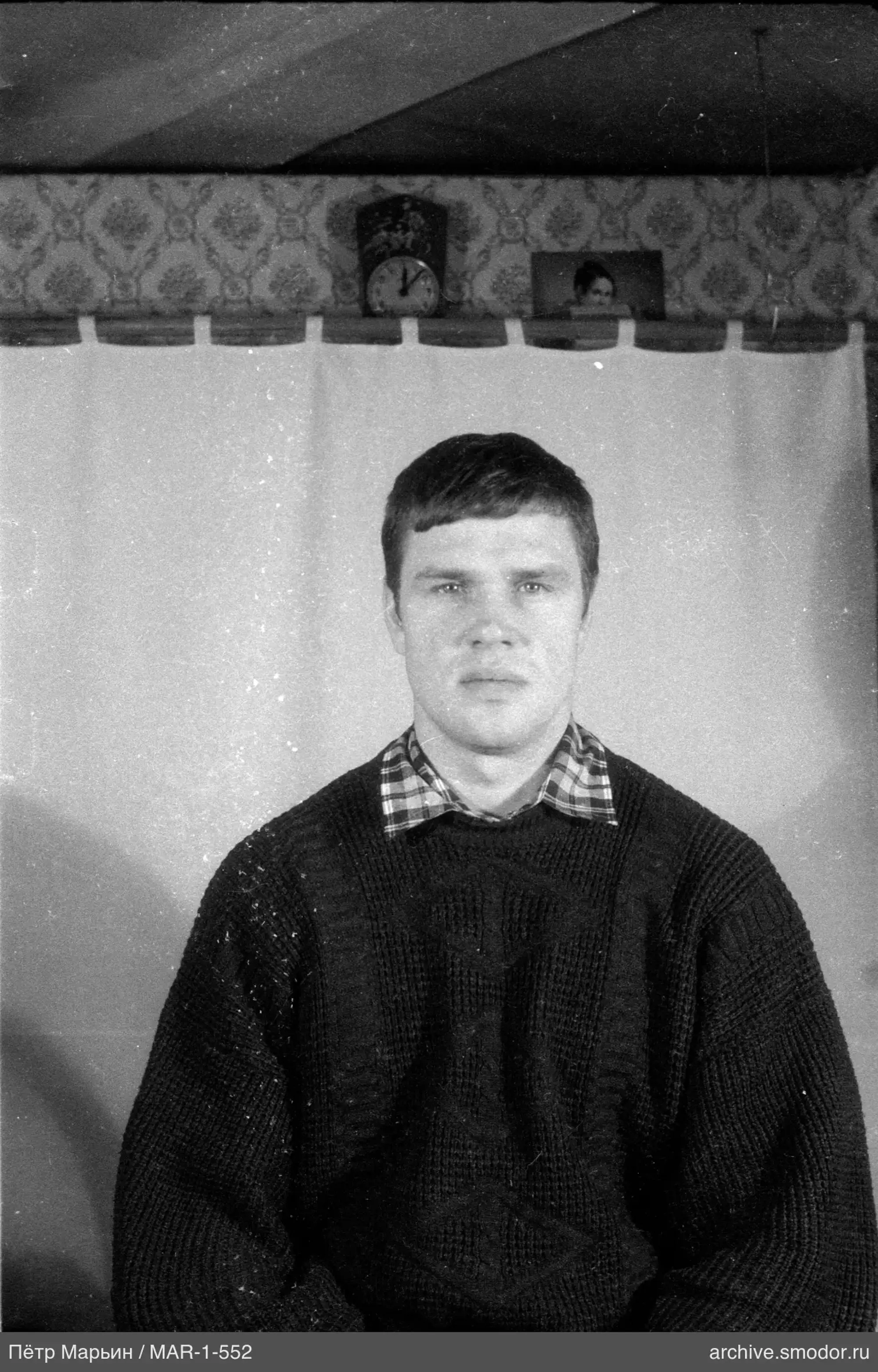Porträt eines Mannes in Pullover und Hemd