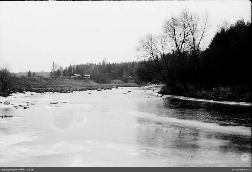 Fluss mit teilweise zugefrorener Oberfläche