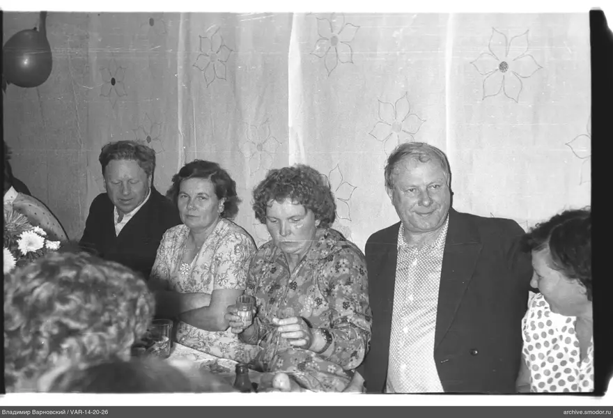 Gruppenporträt am Tisch