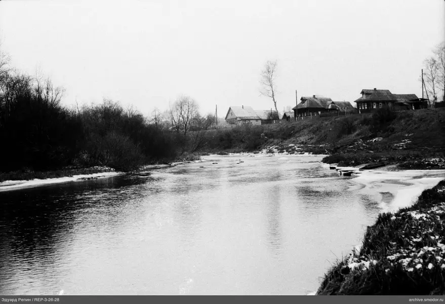 Fluss mit teilweise zugefrorener Oberfläche