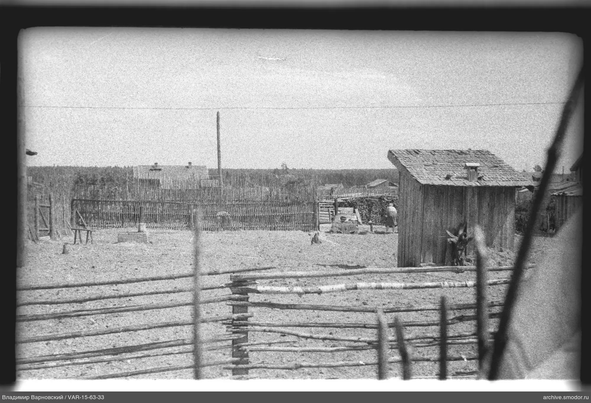 Holzzaun und kleines Holzgebäude