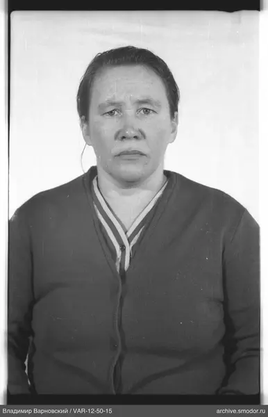 Porträt einer Frau in dunklem Cardigan