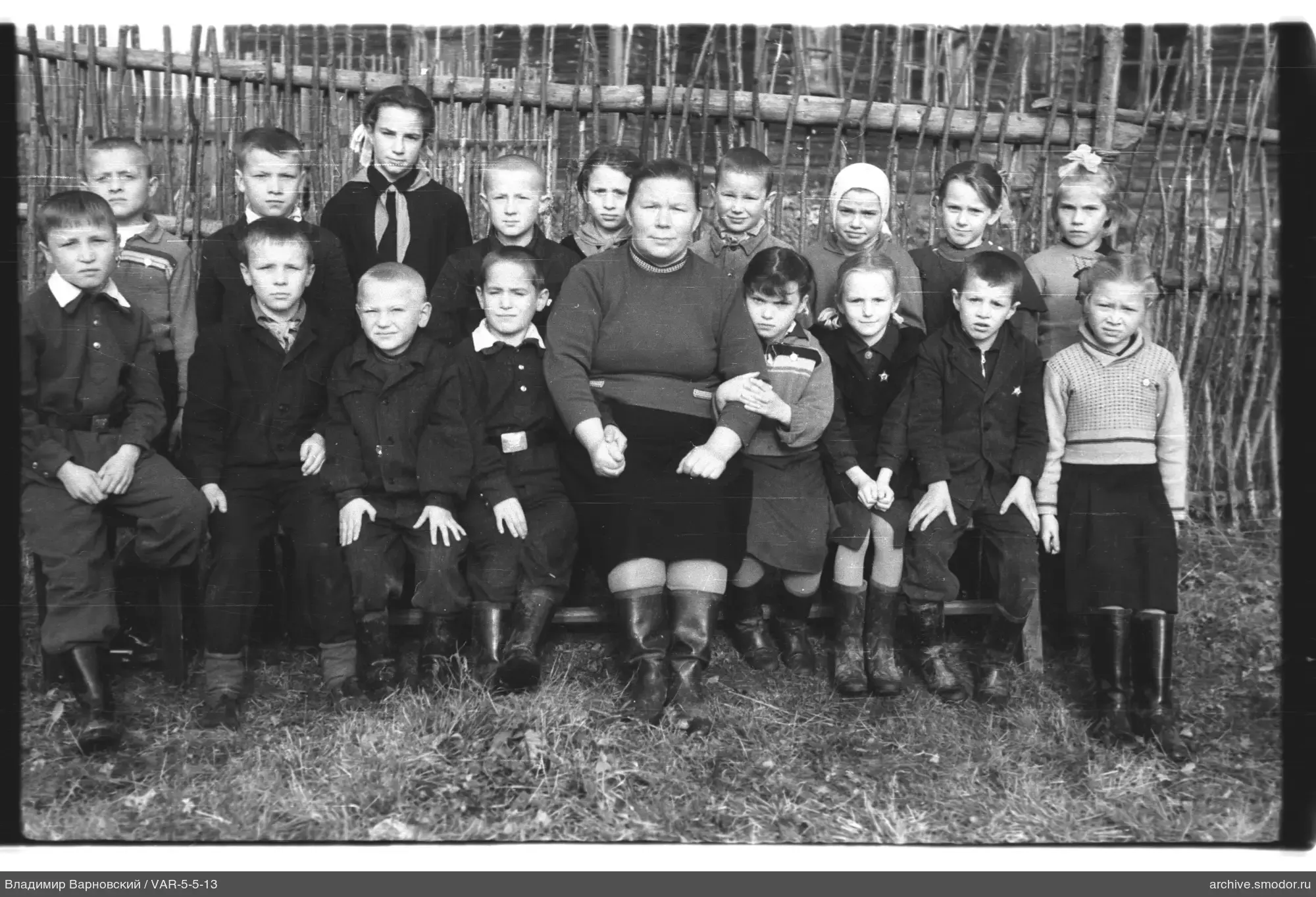 Gruppenporträt von Kindern und Frau