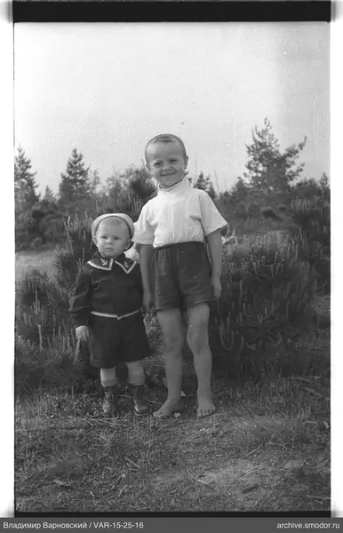 Zwei Jungen in der Natur