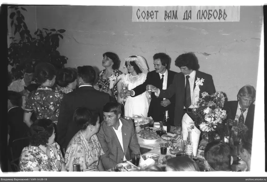Группа людей за столом на событии