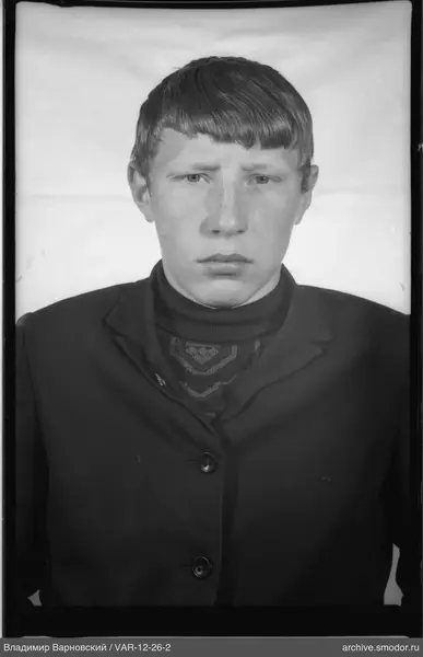 Porträt eines Mannes in Jacke und Pullover