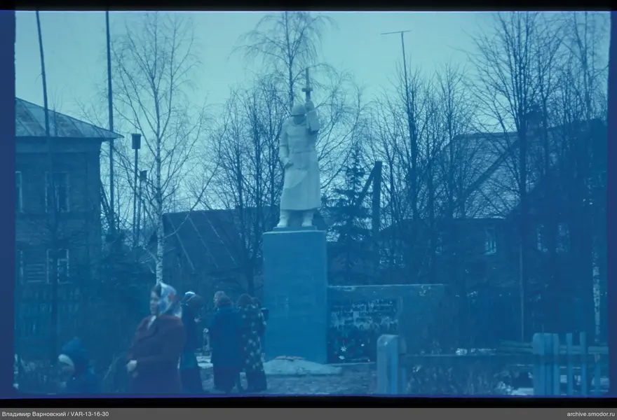 Группа у памятника в природе