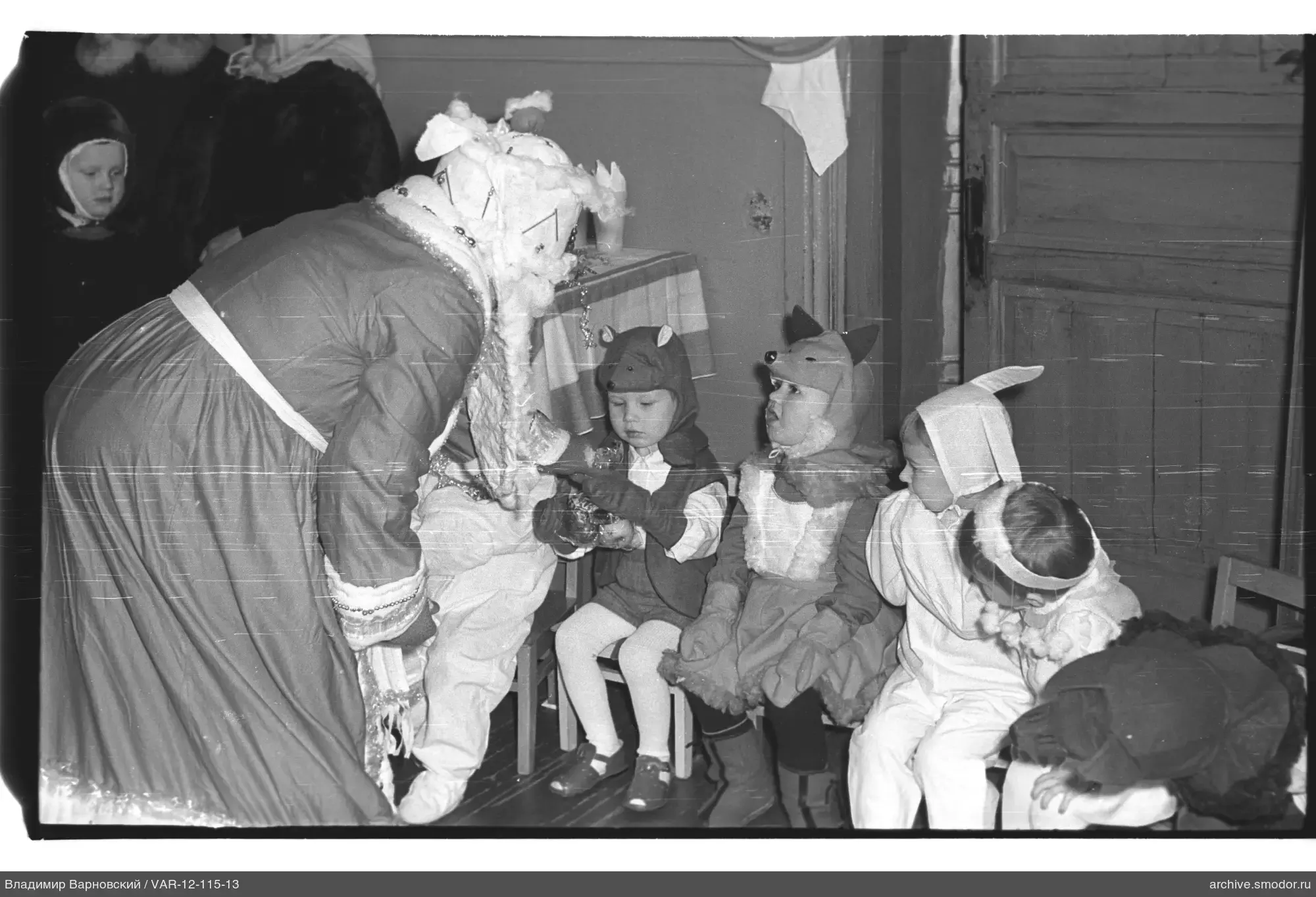 Frau mit Kindern in Kostümen