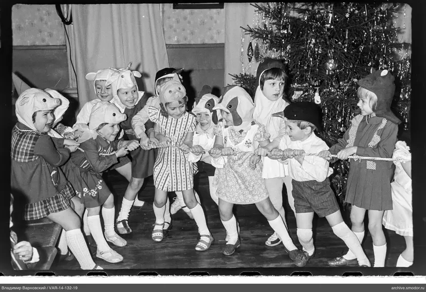 Children in animal costumes with a rope