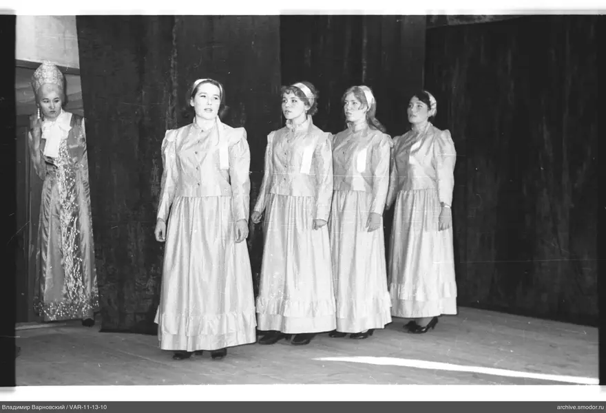 Gruppenporträt von Frauen auf der Bühne