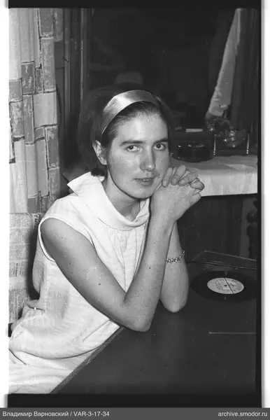 Portrait of a woman with a record and mirror