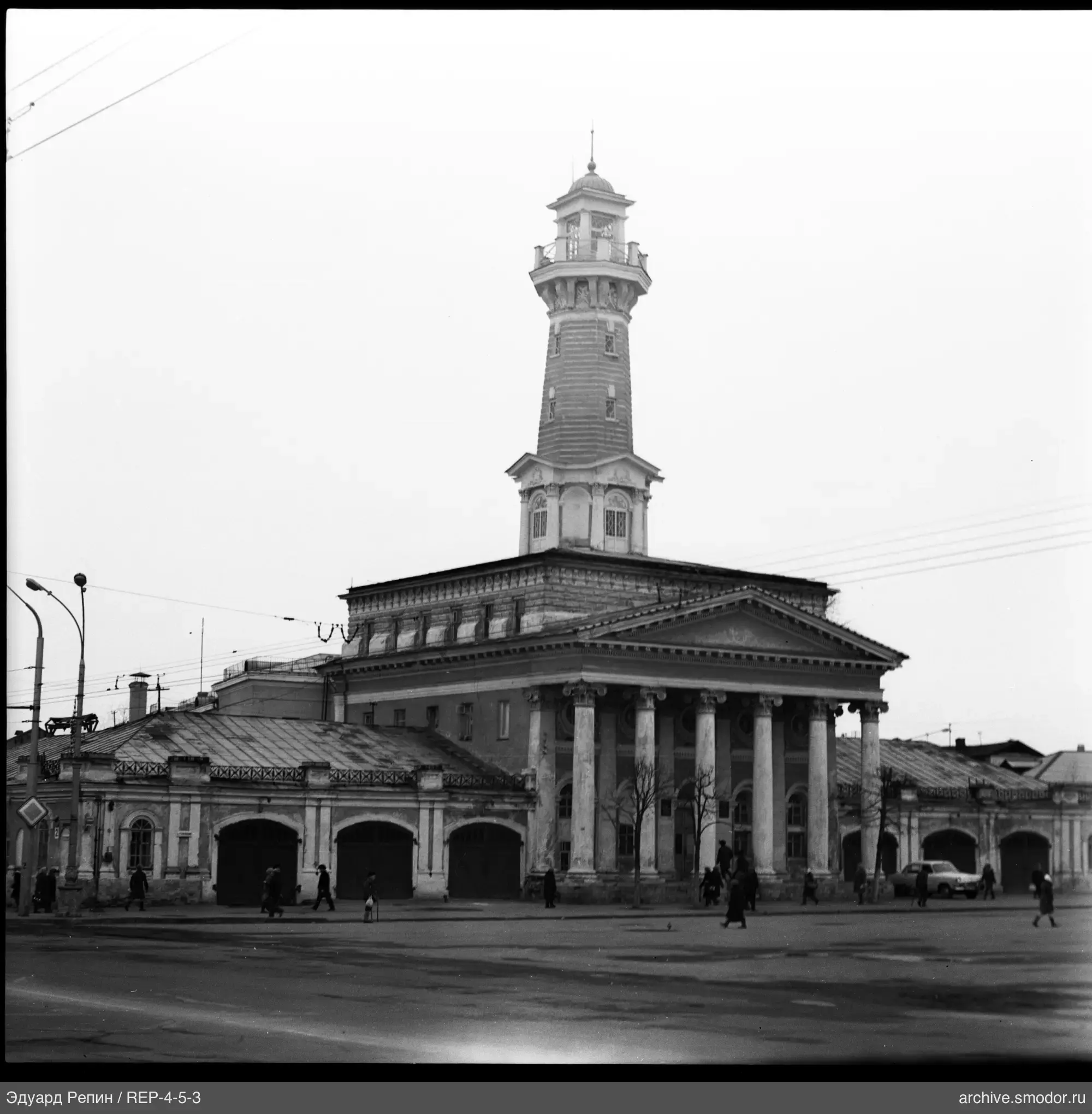Gebäude mit Säulen und Leuchtturm auf dem Dach