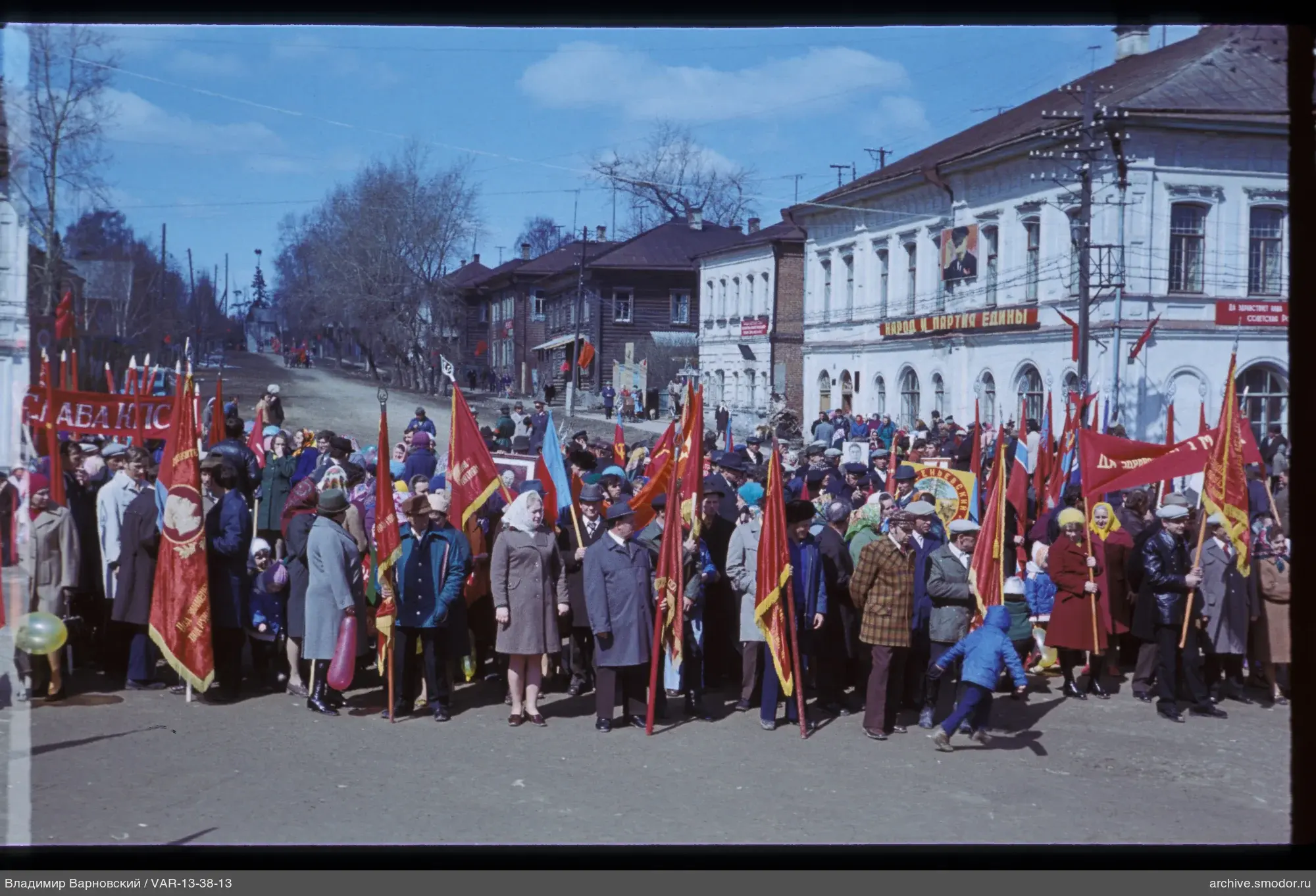Gruppe von Menschen mit Fahnen und Bannern