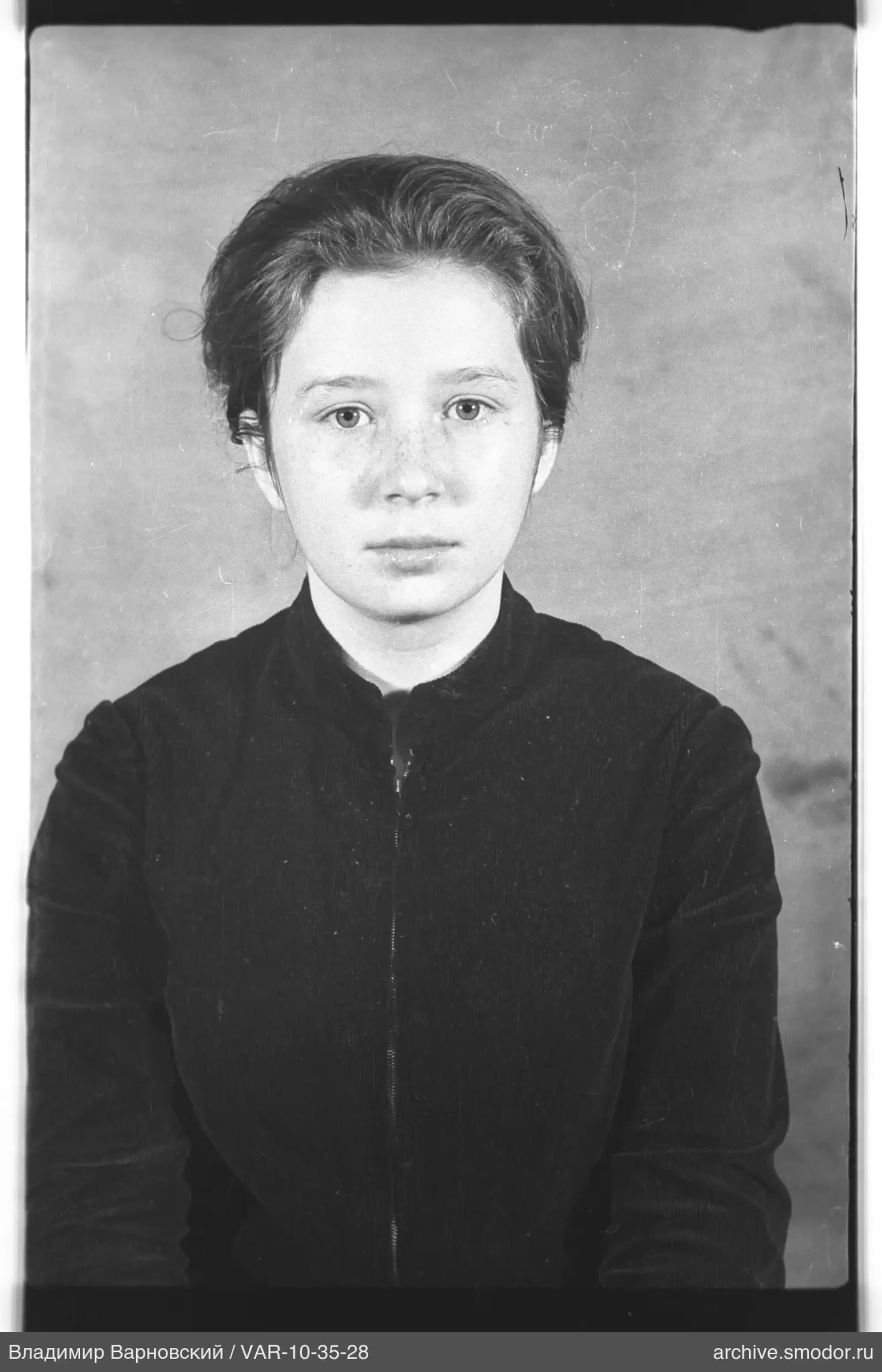 Porträt einer Frau in dunklem Pullover