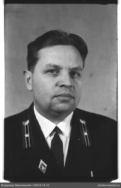 Porträt eines Mannes mit Schulterklappen und Abzeichen
