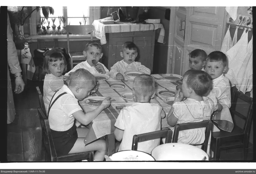 Kinder am Tisch