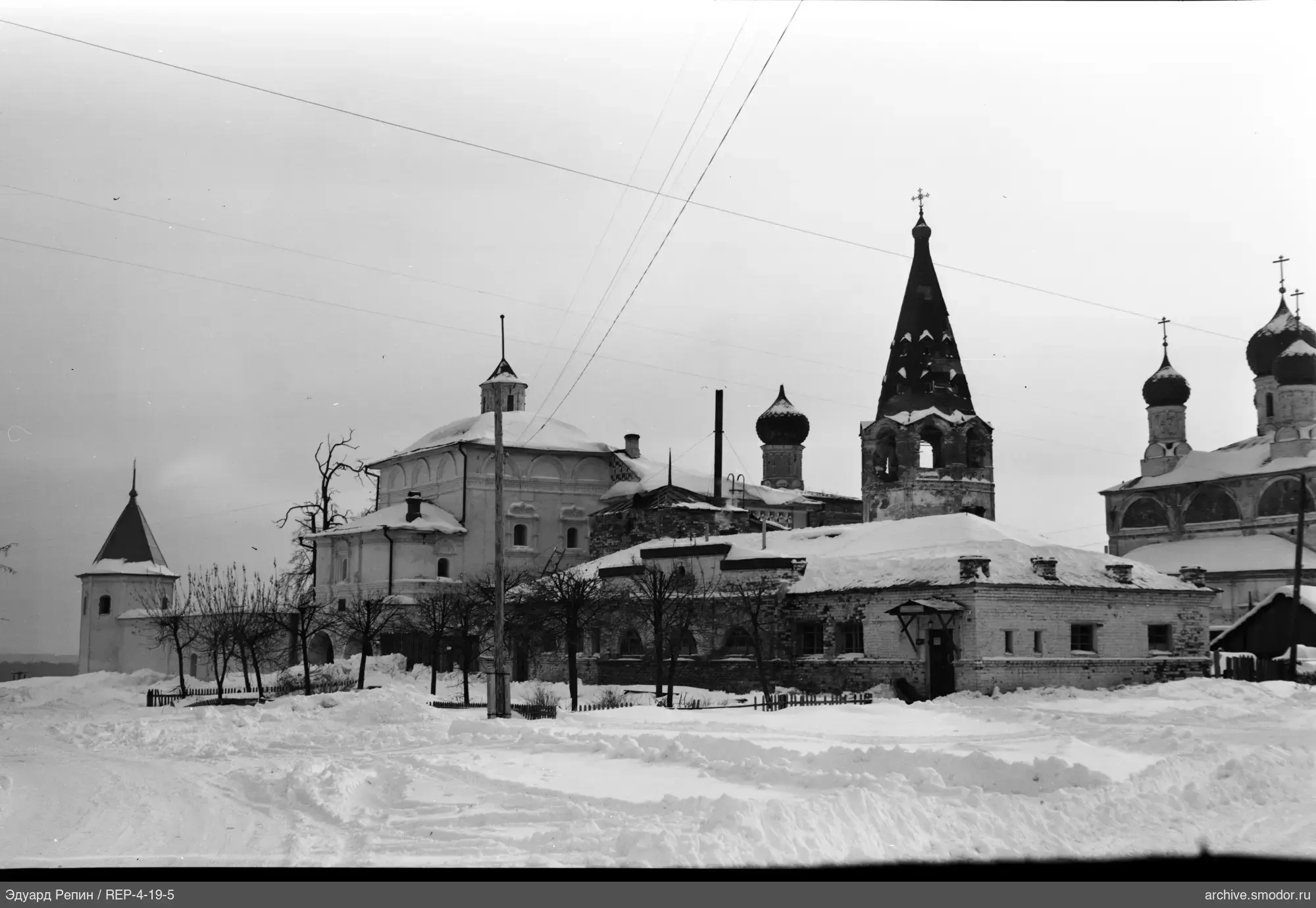 Вид на церковной комплекс и заснеженную дорогу