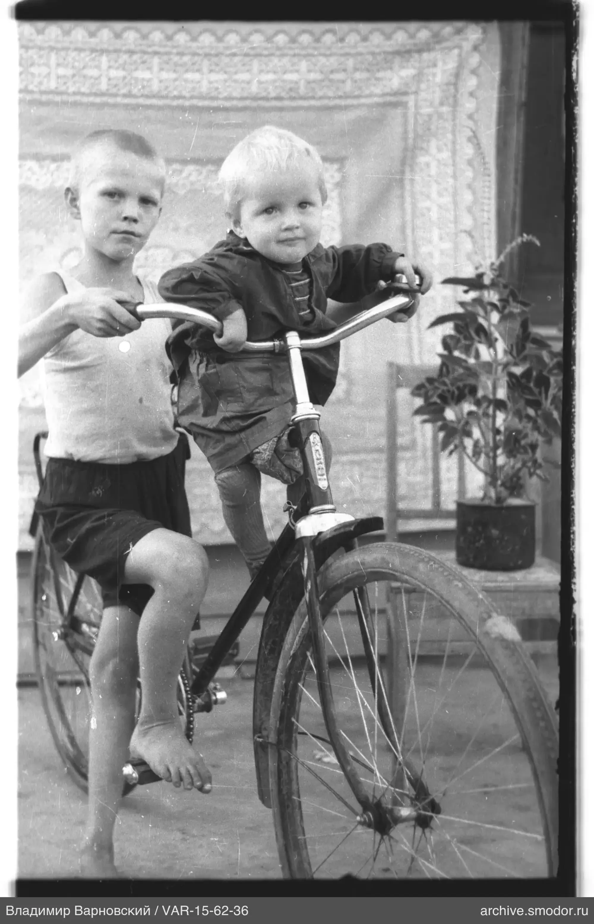 Zwei Jungen mit Fahrrad