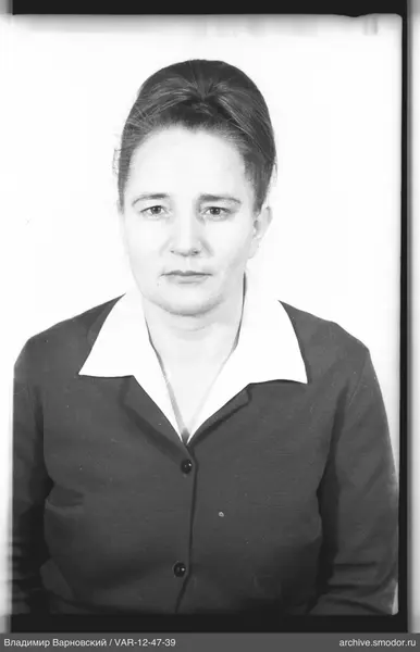 Porträt einer Frau im Cardigan