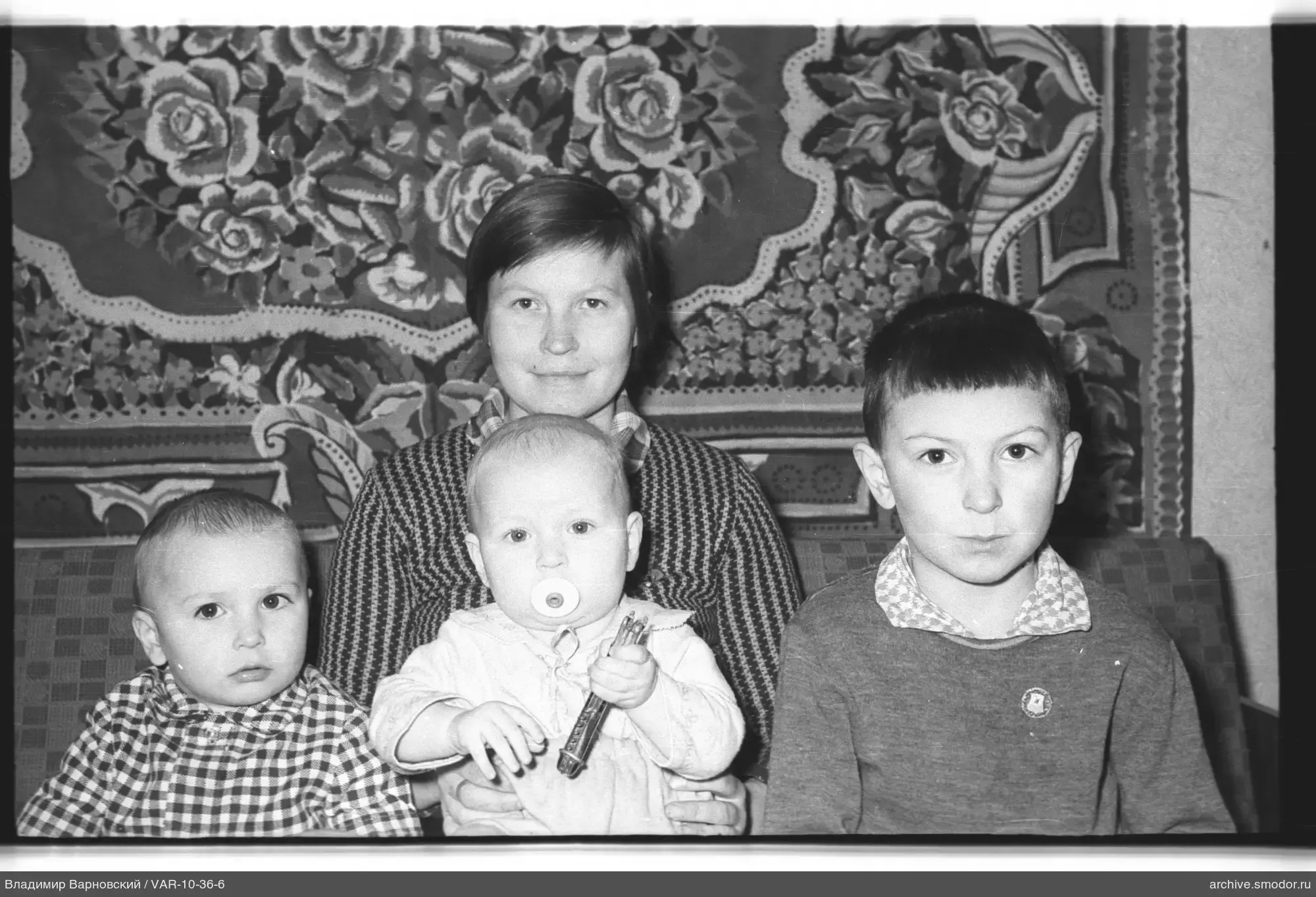 Группа с женщиной и детьми на диване
