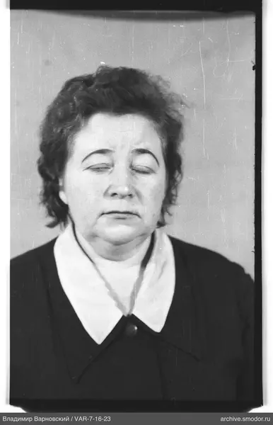 Porträt einer Frau mit geschlossenen Augen