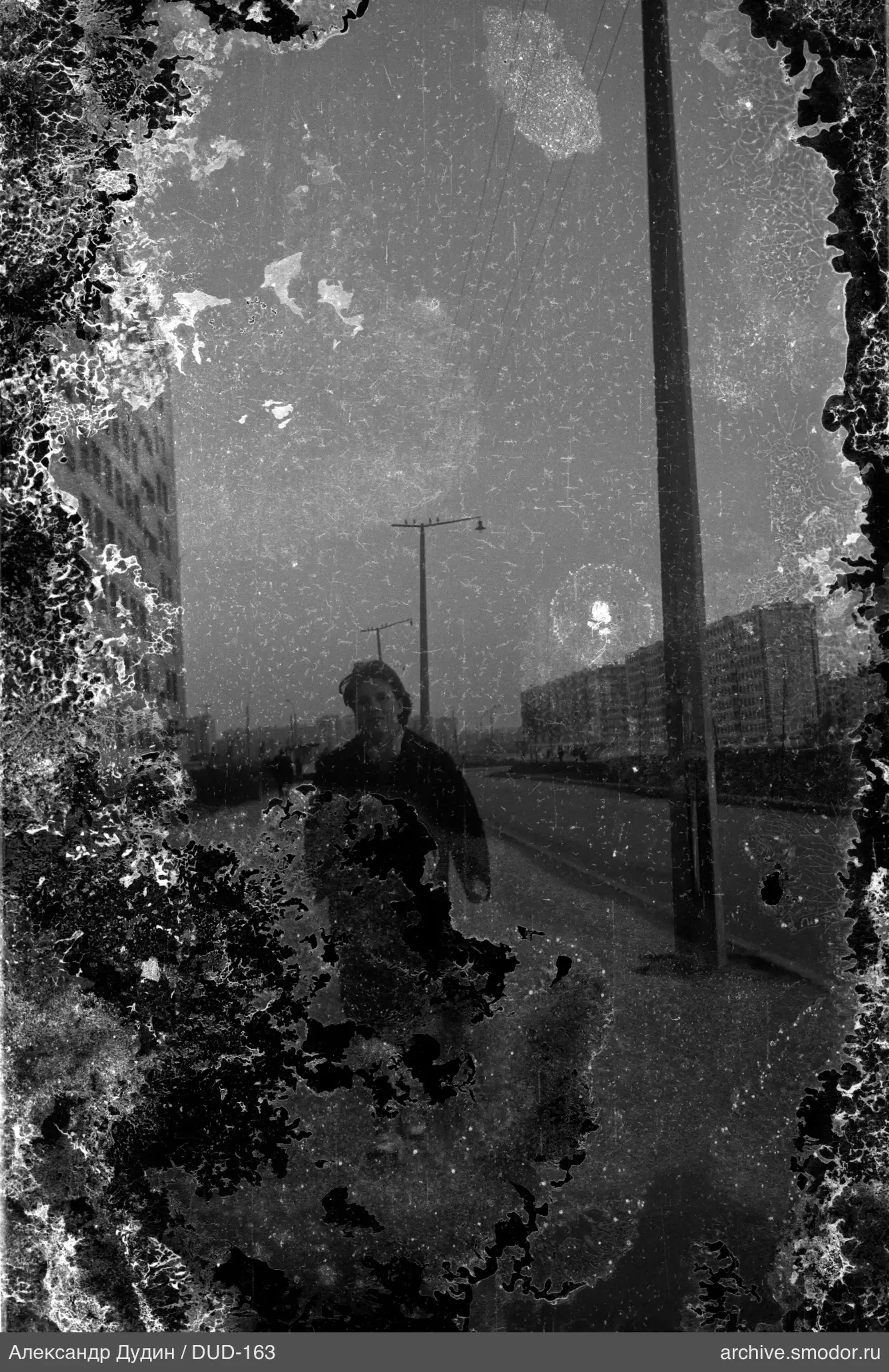 Straße mit Person und Gebäuden