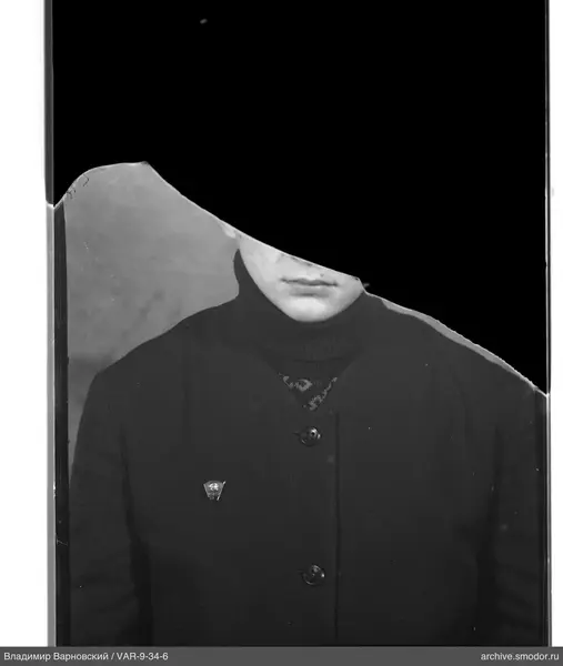 Porträt eines Mannes in Mantel und Pullover