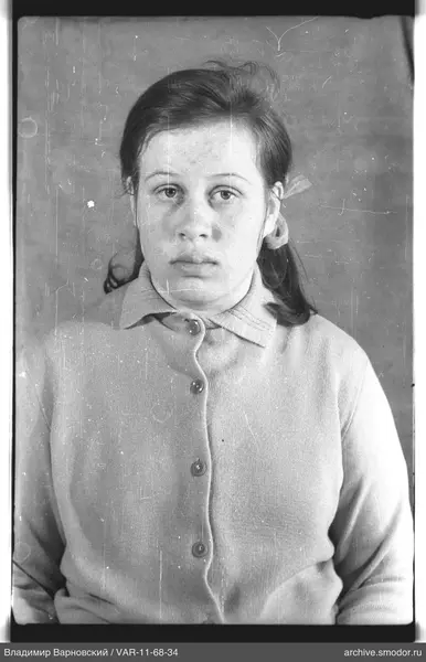 Porträt einer Frau in hellem Cardigan