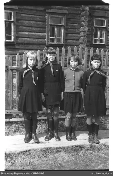 Gruppenporträt von Mädchen vor dem Haus