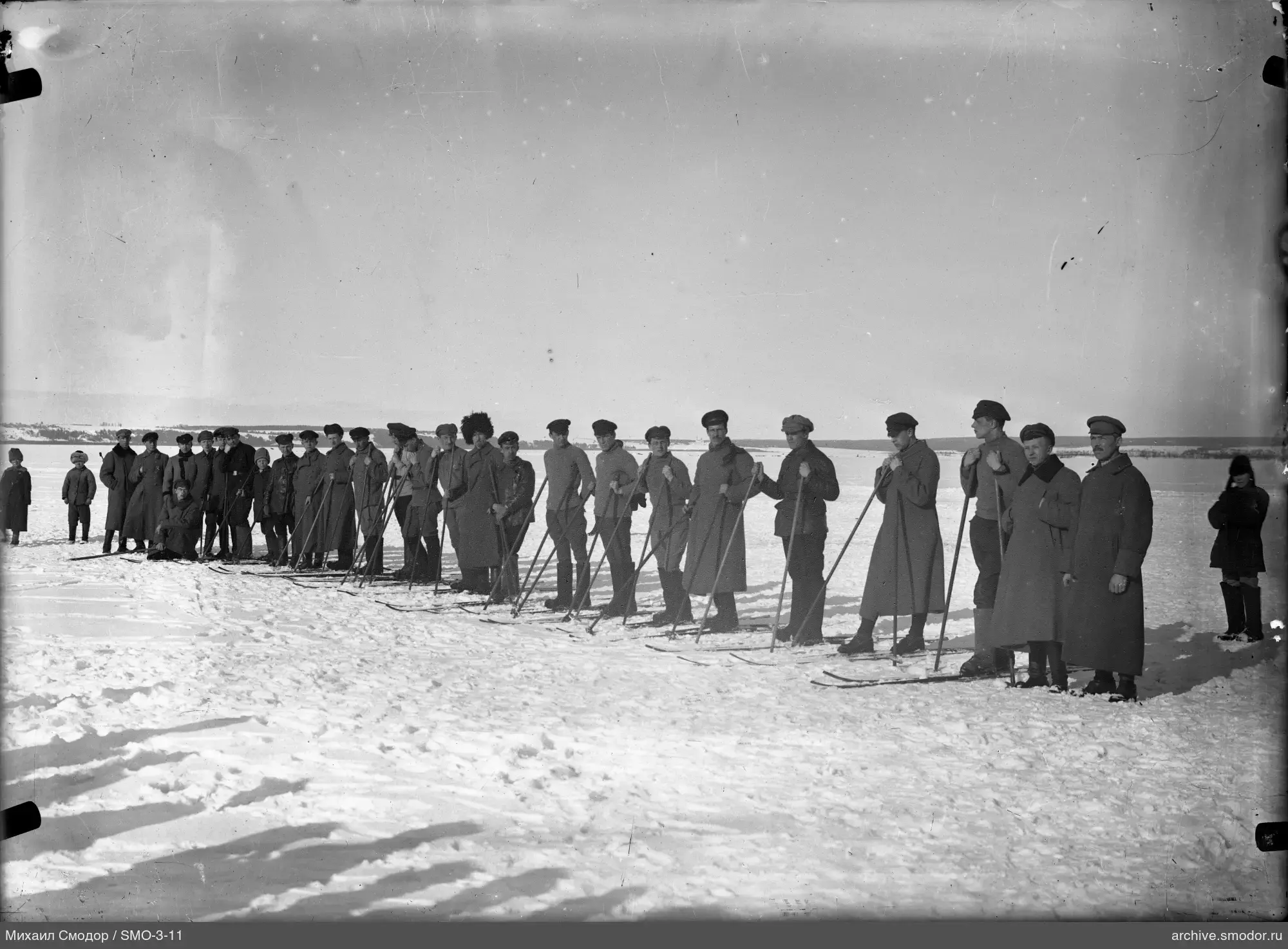 Gruppe von Männern und Kindern im Schnee mit Skiern