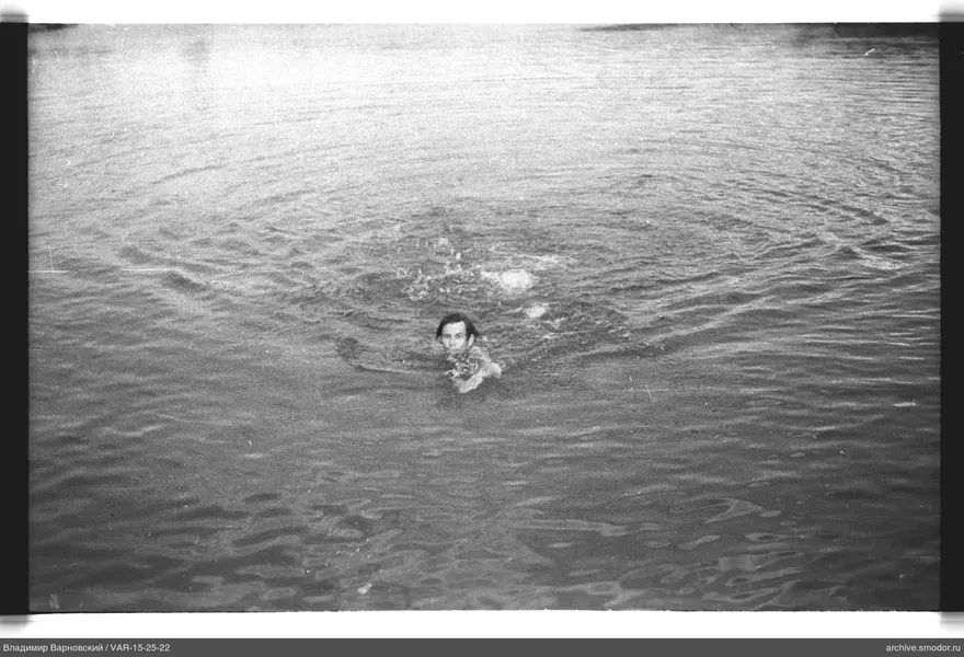 Mann schwimmt im offenen Wasser