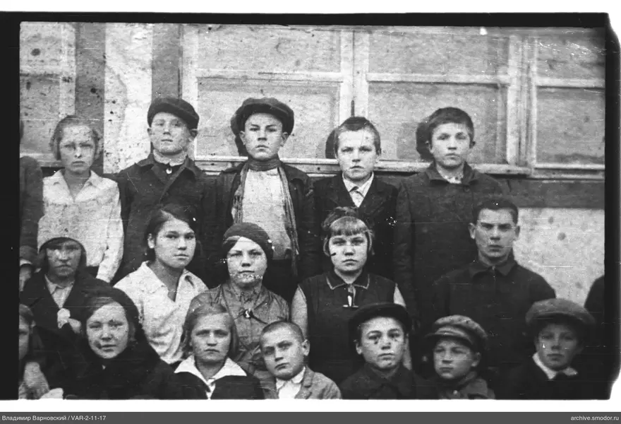 Gruppenporträt von Kindern vor Holzwand