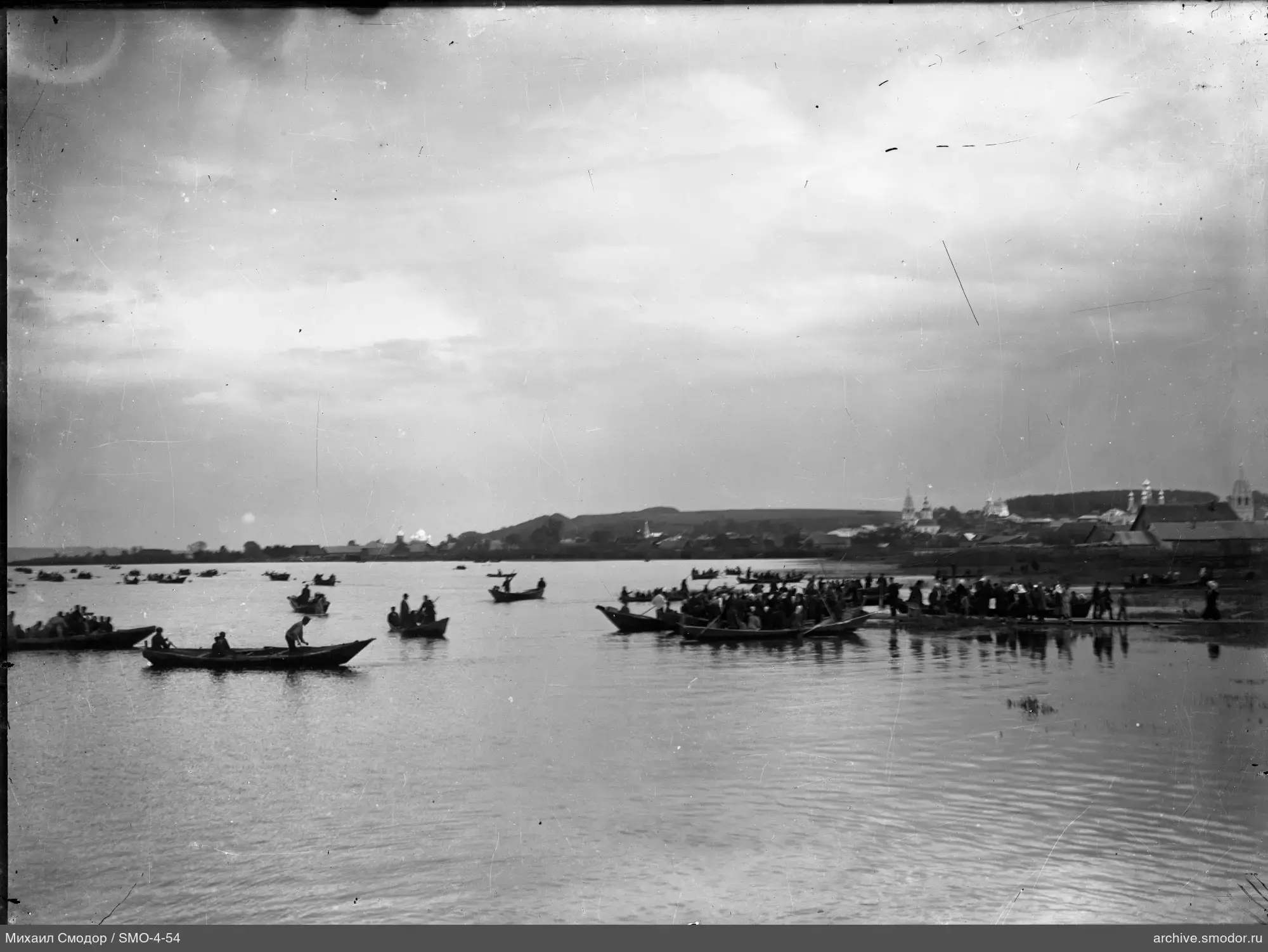 Menschen und Boote am Ufer