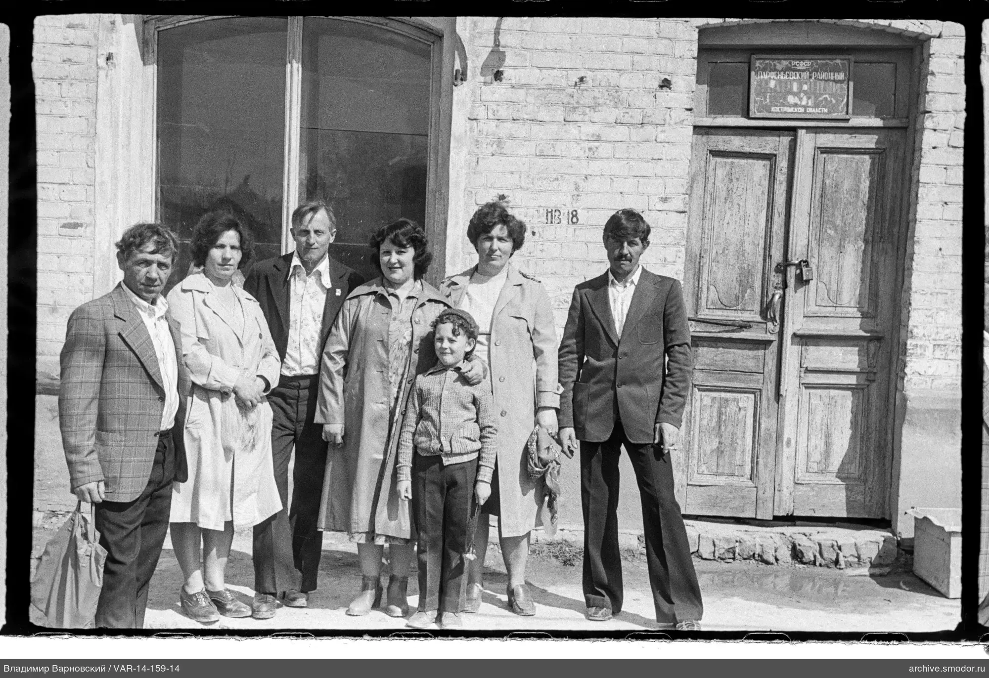 Gruppe vor Backsteingebäude