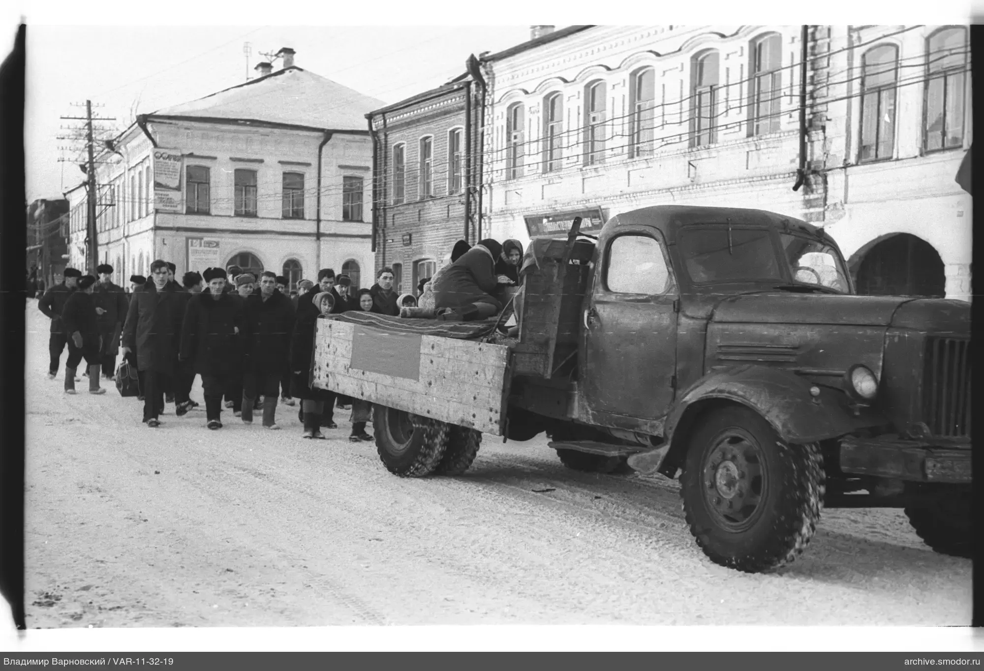 Группа людей на заснеженной улице