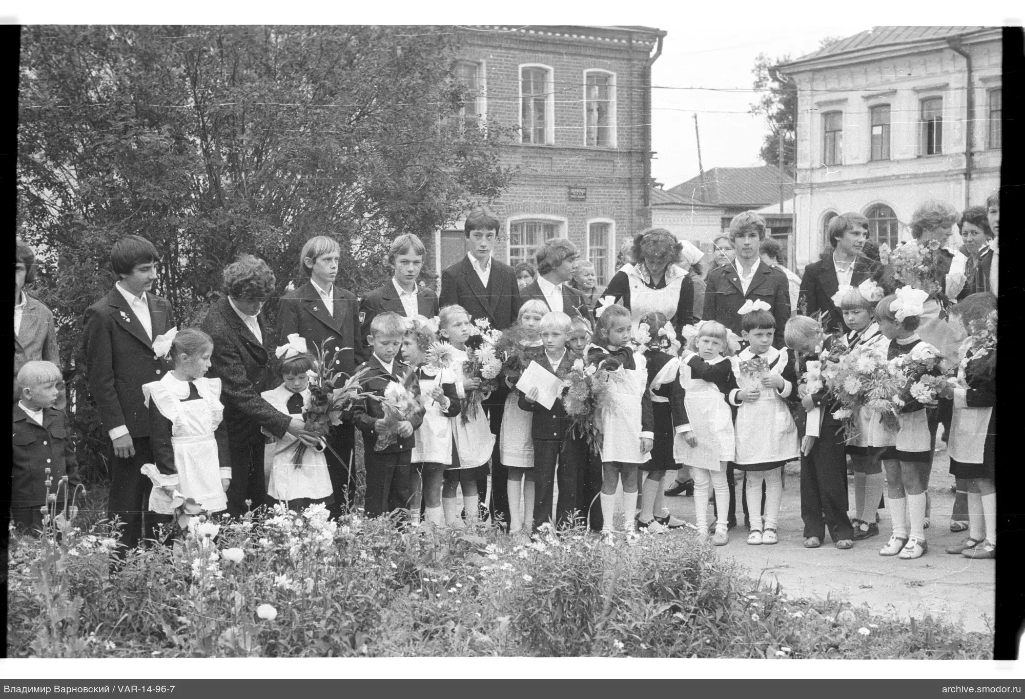 Gruppe von Kindern und Jugendlichen im Freien