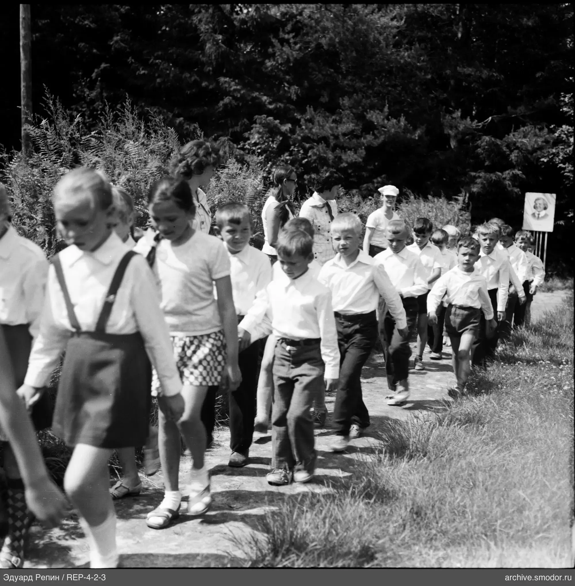 Kinder und Erwachsene auf einem Weg