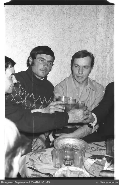 Мужчины за столом с едой и тостами