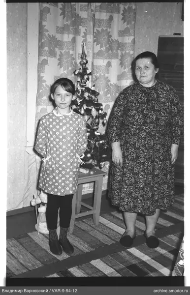 Gruppenporträt mit Weihnachtsbaum