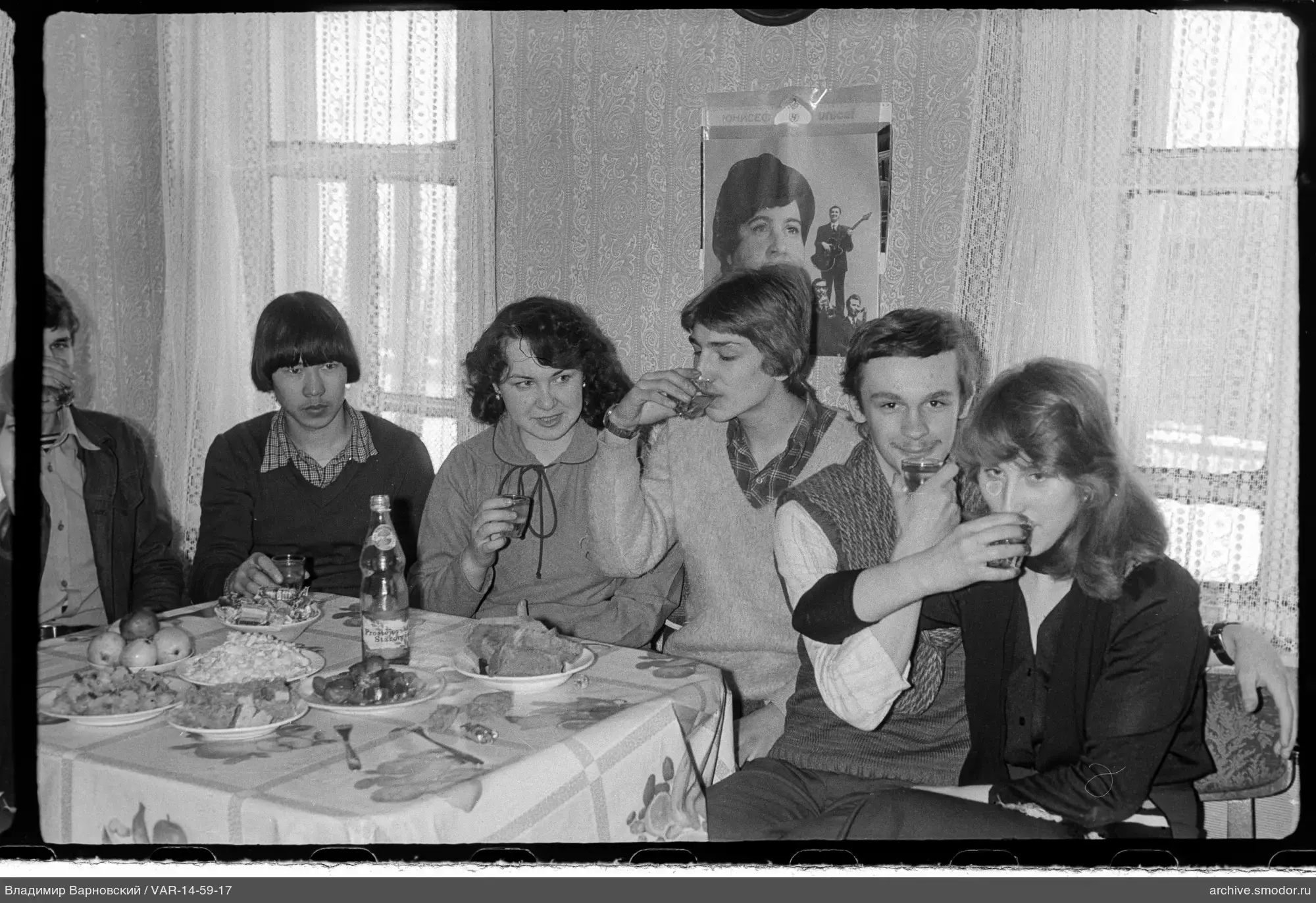 Gruppe junger Menschen am Tisch