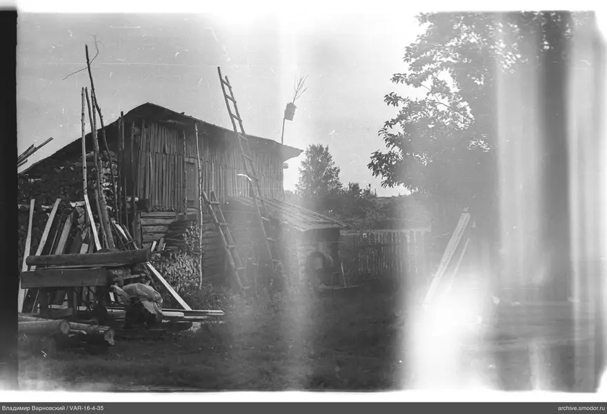 Holzgebäude mit Treppe und Brennholz