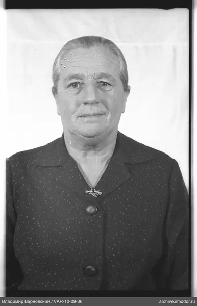 Porträt einer Frau in dunkler Jacke